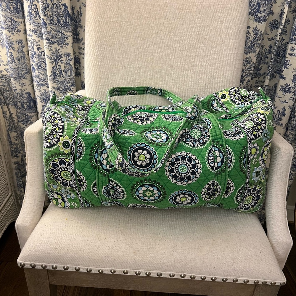 💚 Large Green Vera Bradley Duffel 💚 in “Cupcakes Green” Pattern